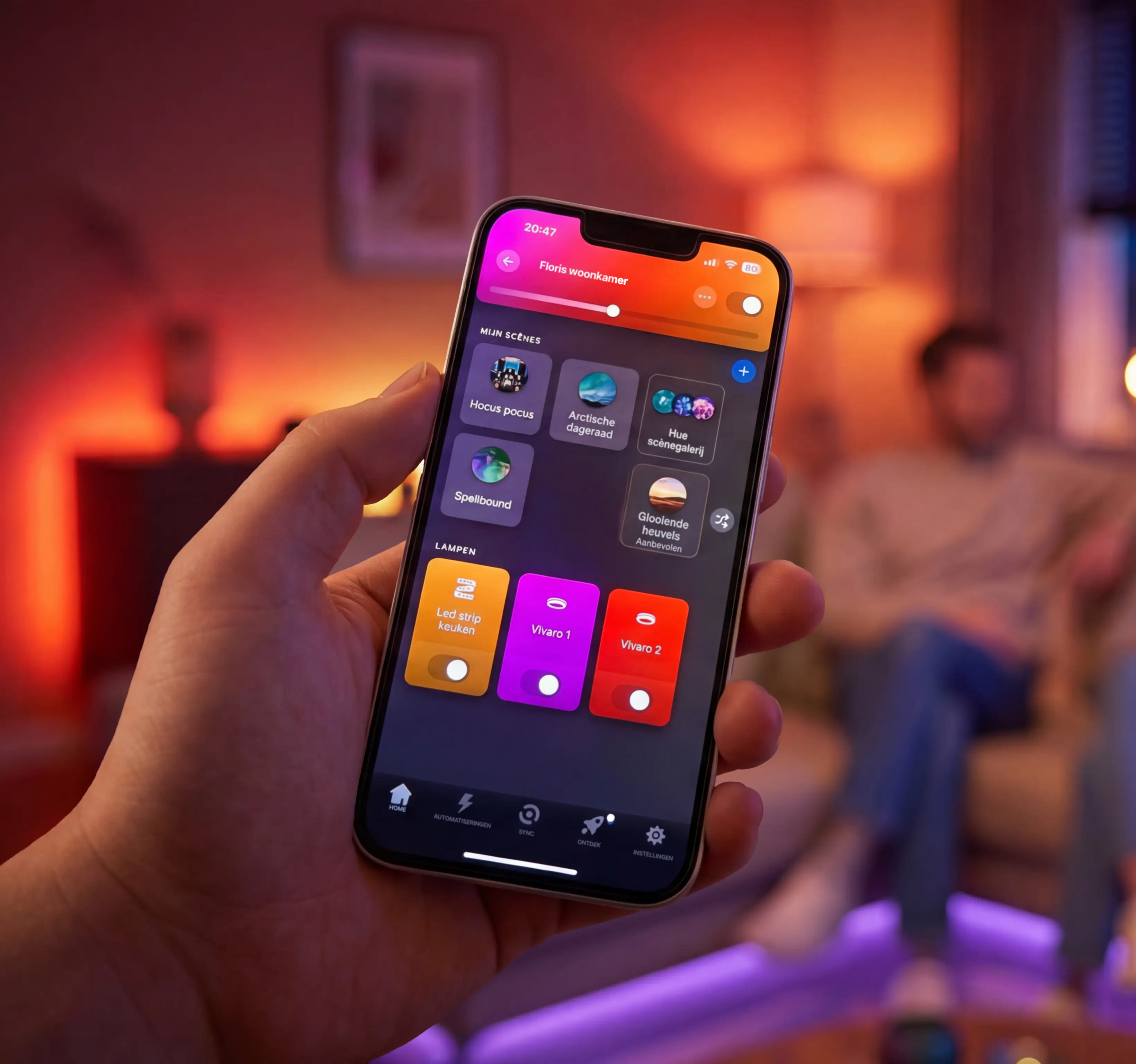 Sfeervolle ledstrips in de woonkamer die via een smartphone app worden bediend en zorgen voor kleurrijke verlichting en warme ambiance