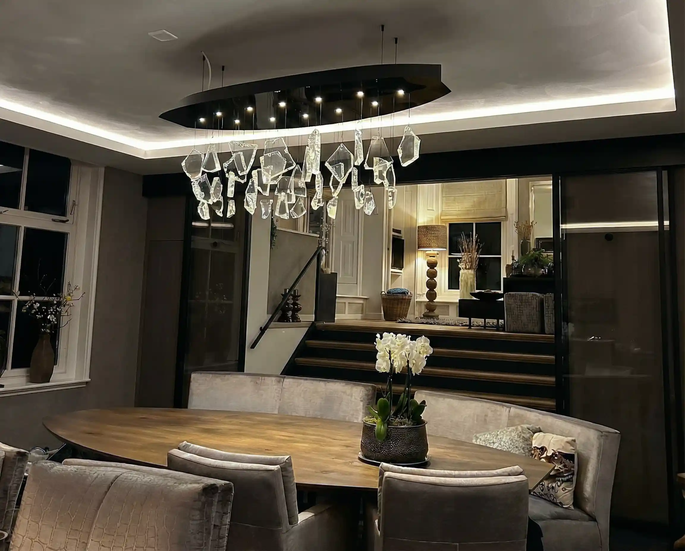 Neutraal witte LED-strip in koof zorgt voor heldere indirecte plafondverlichting in moderne eetkamer met luxe sfeer.
