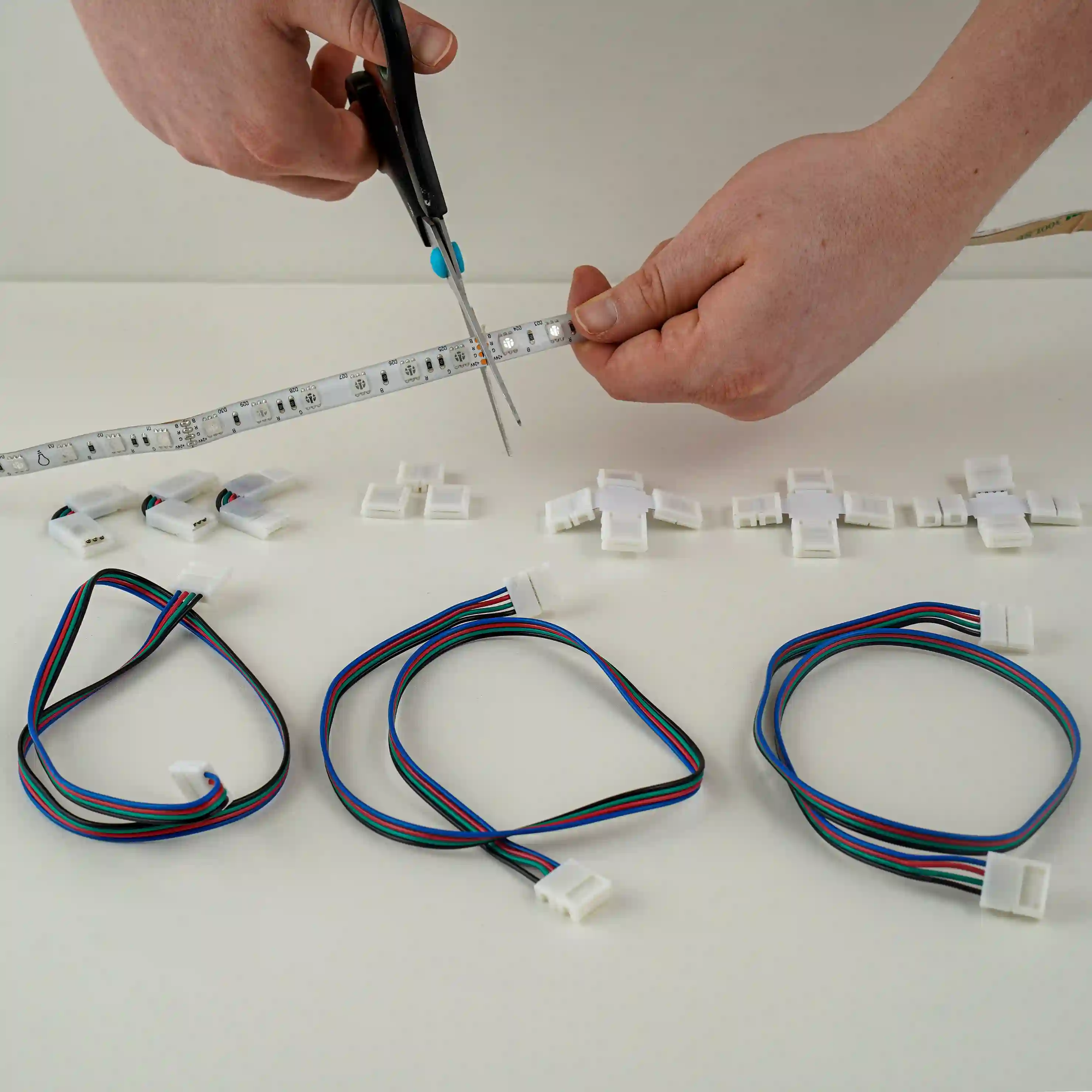 LED-strip op maat knippen met handige connector accessoires en kabels voor snelle montage zonder solderen
