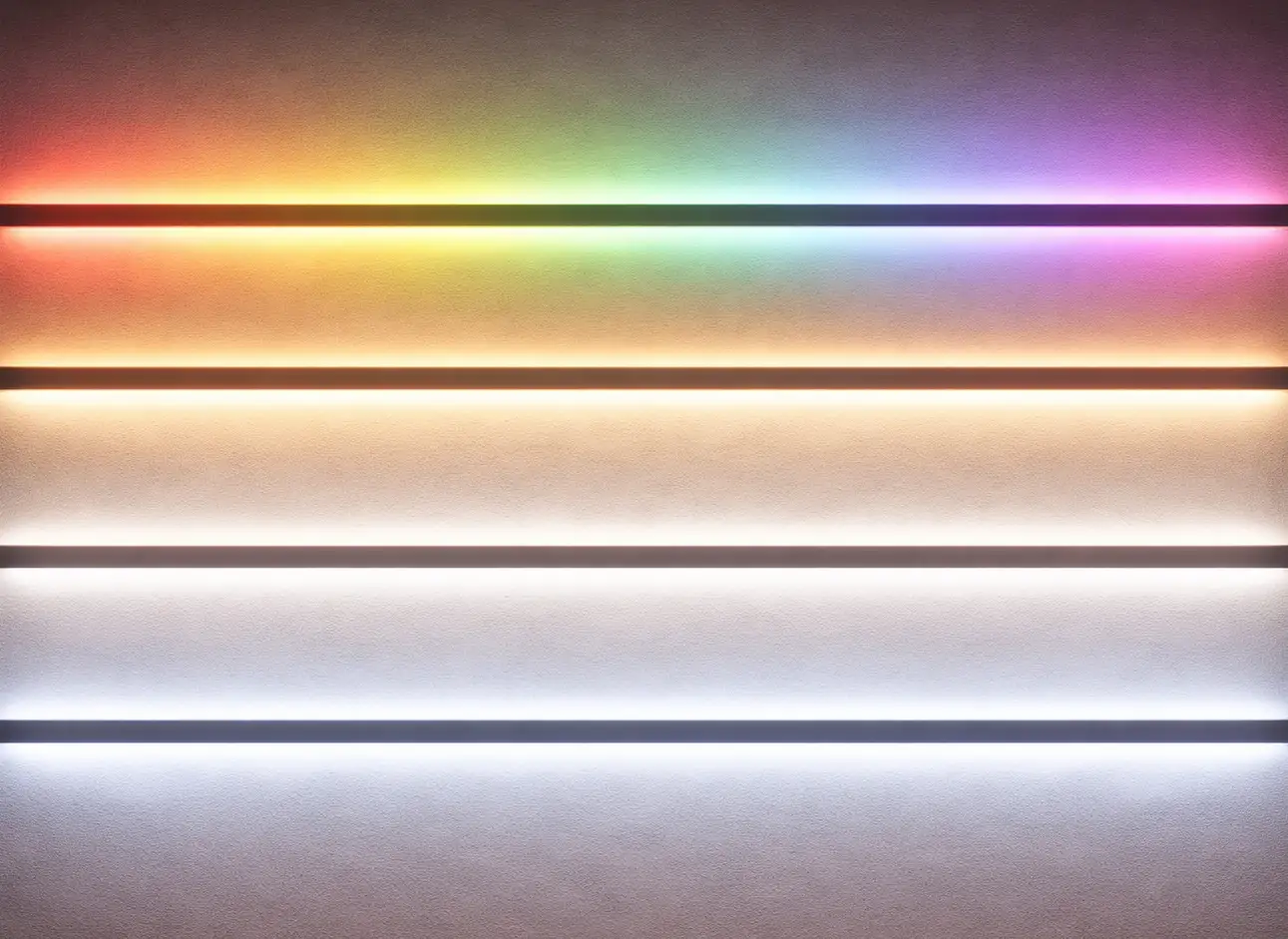Meerdere LED-strips met verschillende kleuren die aan de muur zijn geplaatst en zorgen voor een strak en egaal lichtbeeld