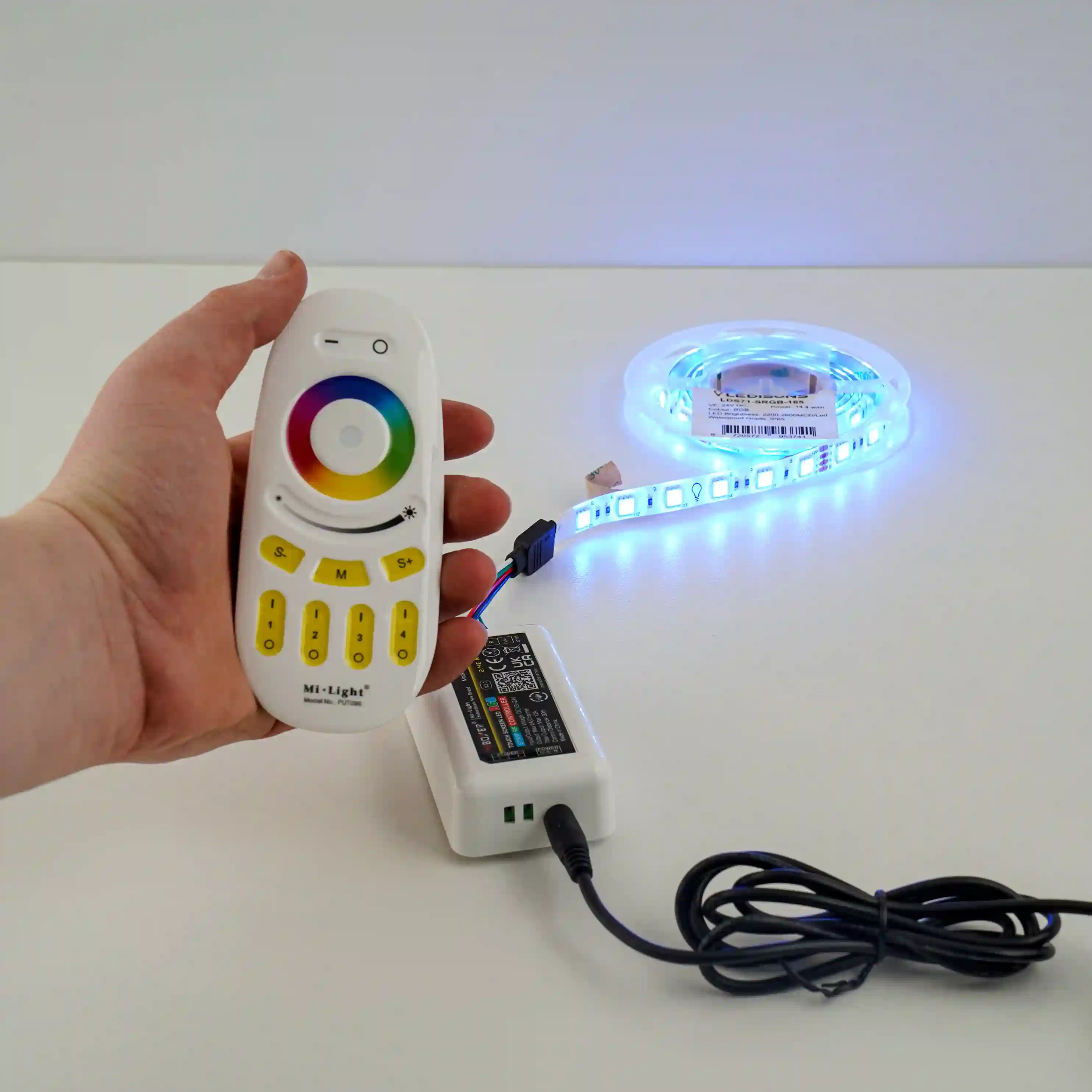 RGB LED-strip met controller en afstandsbediening voor eenvoudig aanpassen van kleur en lichtsterkte